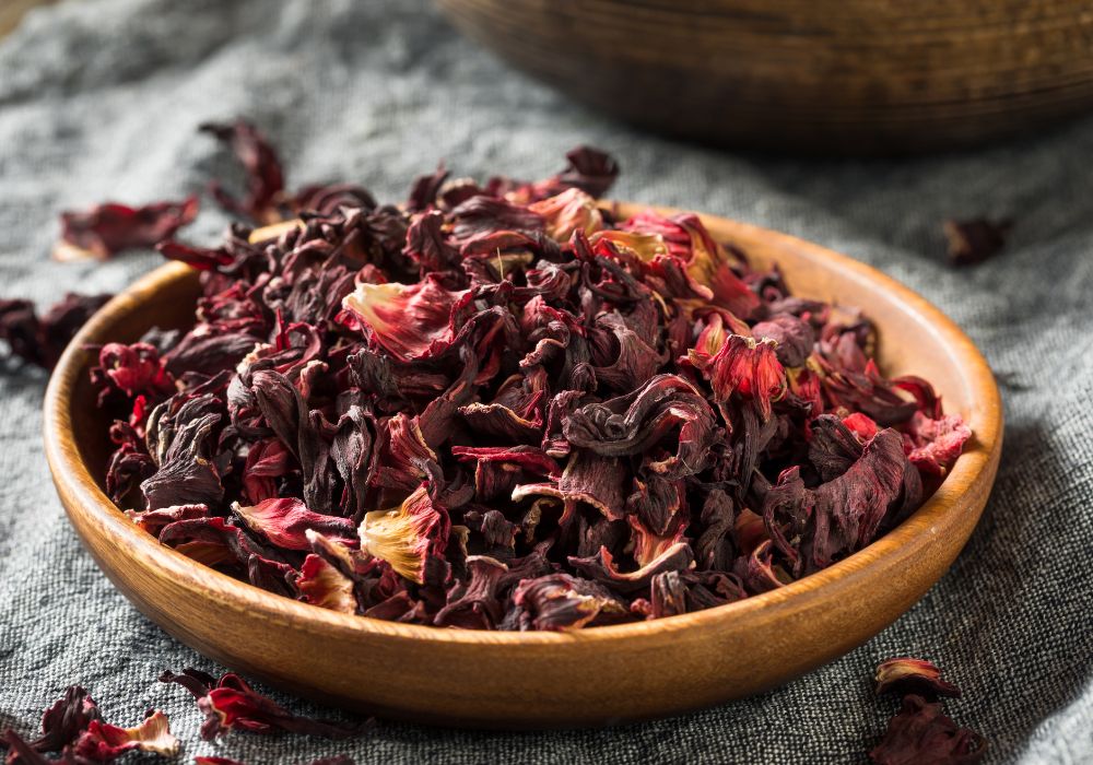 Folhas de hibisco em uma tijela.