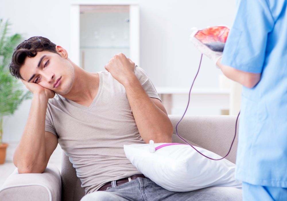 Um homem deitado no sofá, cansado por estar com anemia.