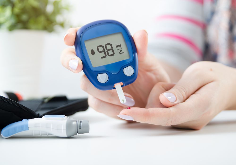 Uma pessoa medindo a glicemia por ter diabetes.
