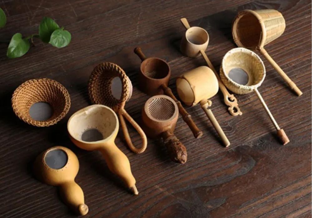 Várias peneiras e infusores de bambu.