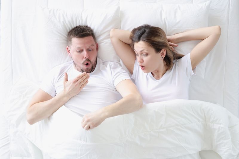 Uma casal na cama, vestidos e admirados pelo desempenho do homem que consumiu viagra natural.