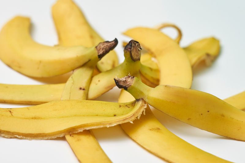 Cascas de bananas sobre uma superfície branca.